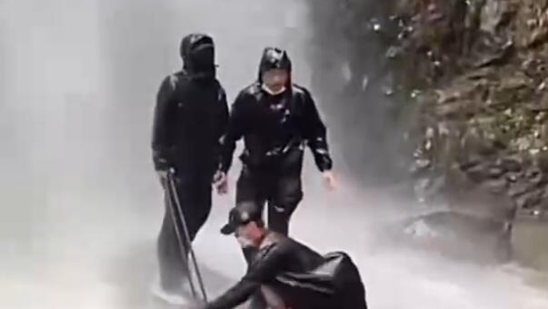 暴雨天打卡瀑布出什么片？ 警示教育片！