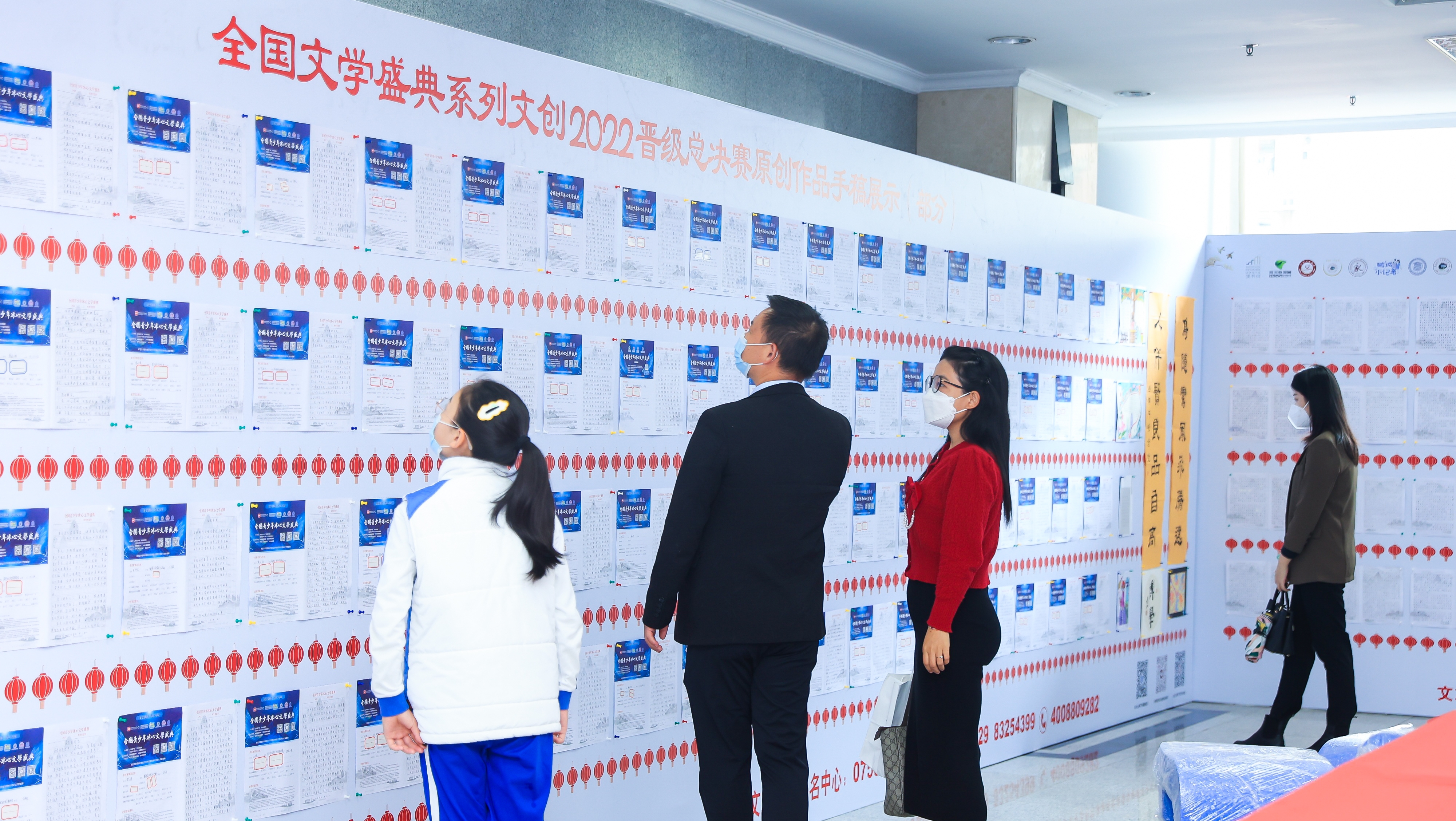 與會的領導嘉賓、師生文友共同走進全國文學盛典年度慶典現(xiàn)場展示區(qū)